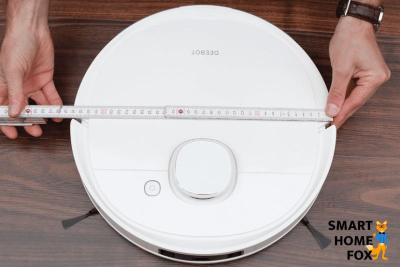 Der Ecovacs Deebot T9 wird mit einem Lineal ausgemessen